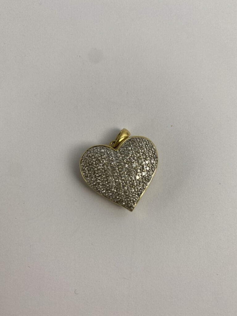Pendentif Coeur en or jaune (750) ajouré pavé de 100 diamants de taille huit-hu…