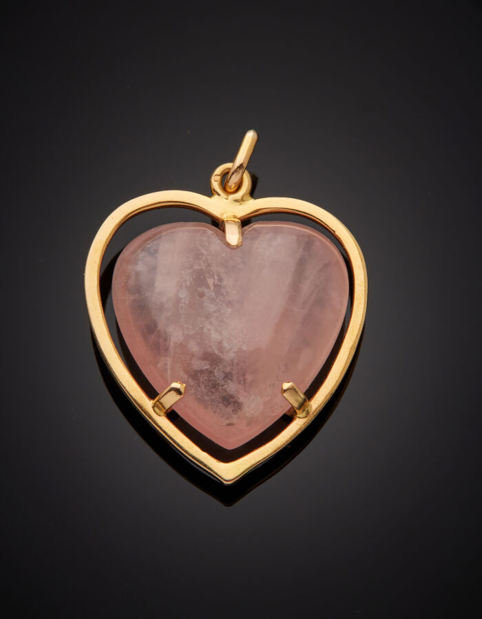 PENDENTIF "coeur" en or jaune (750‰) serti d'un quartz rose de forme coeur. - D…