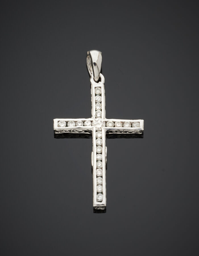 PENDENTIF "croix" double face en or gris (750‰) serti d'un côté de diamants tai…