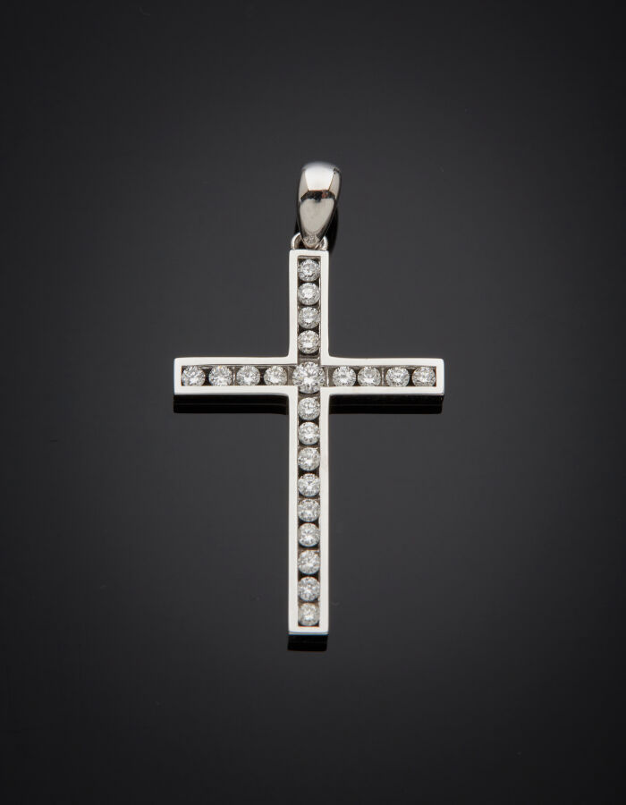 PENDENTIF "croix" en or gris (750‰) serti de diamants taille brillant. - Long.…