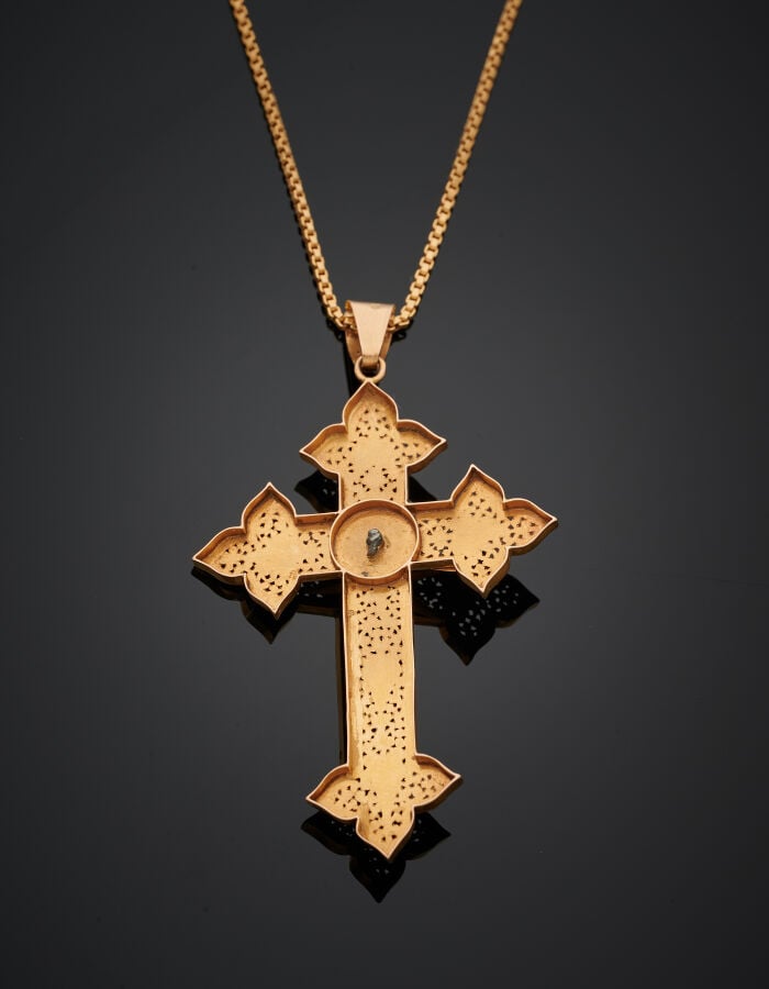 PENDENTIF "croix" en or rose (750‰) repercé de volutes, centré d'une petite per…