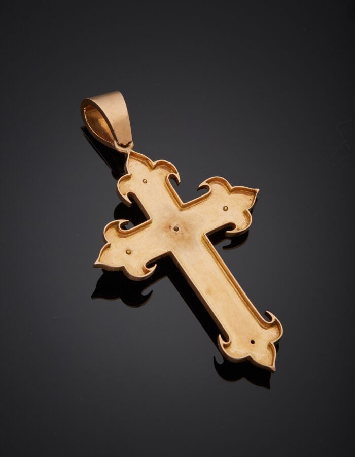 PENDENTIF "croix" trois ors (750‰) guillochés et ciselés, à motifs de boutons d…
