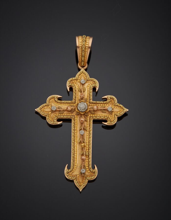 PENDENTIF "croix" trois ors (750‰) guillochés et ciselés, à motifs de boutons d…