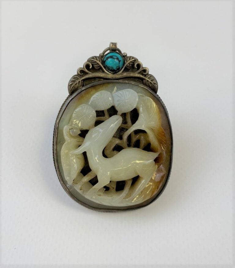 Pendentif en jade céladon et rouille, sculpté d'un daim parmi les pins - Chine,…