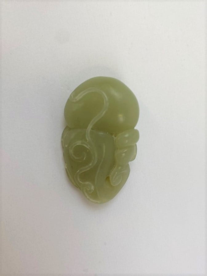 PENDENTIF EN JADE NEPHRITE SCULPTE A L'IMITATION D'UNE CALEBASSE / HULU - Chine…