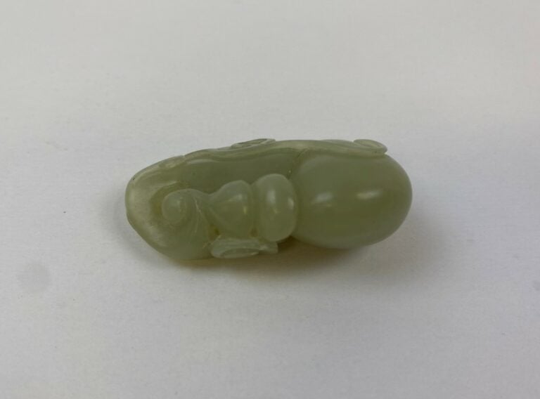 PENDENTIF EN JADE NEPHRITE SCULPTE A L'IMITATION D'UNE CALEBASSE / HULU - Chine…