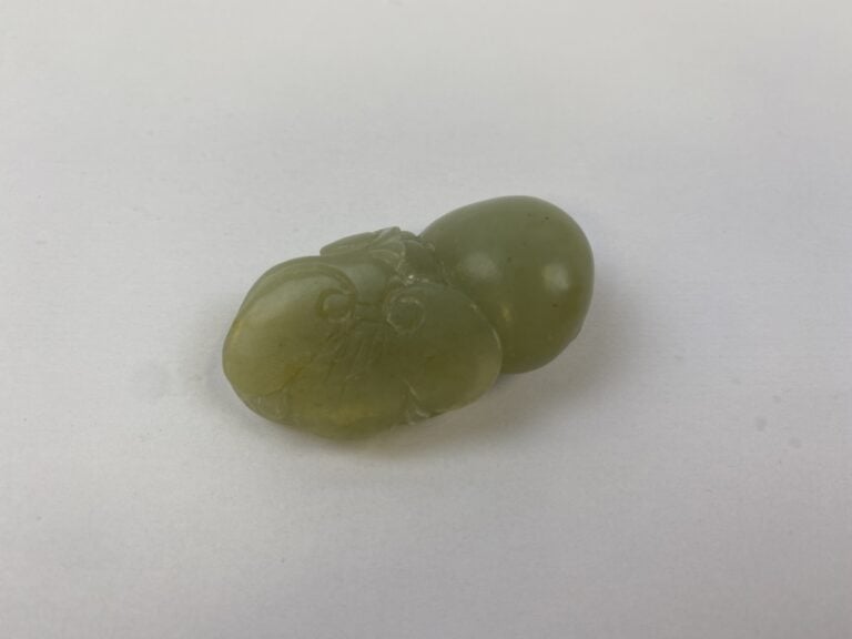 PENDENTIF EN JADE NEPHRITE SCULPTE A L'IMITATION D'UNE CALEBASSE / HULU - Chine…