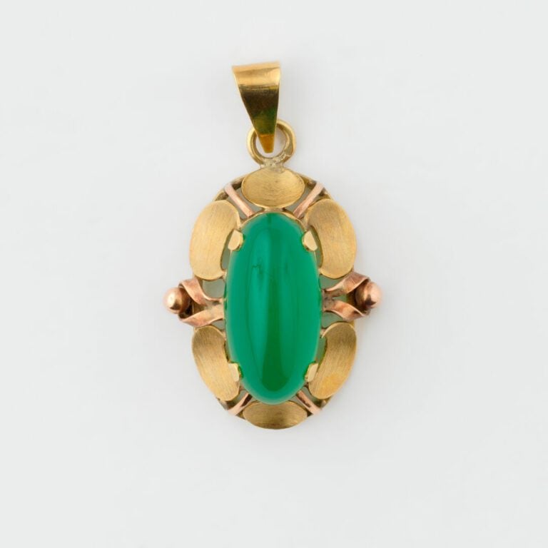 Pendentif en or jaune (585) orné probablement d'un cabochon ovale de calcédoine…