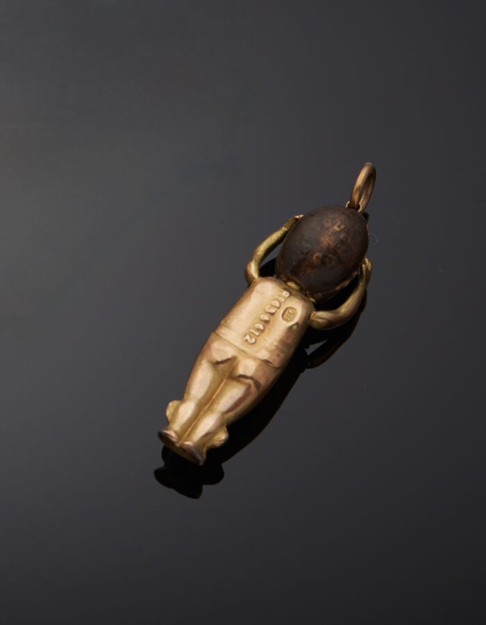 PENDENTIF « FUMSUP » (« thumbs up » « pouce levé ») PORTE-BONHEUR de la Premièr…