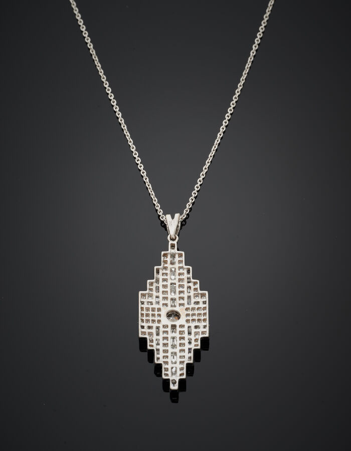 PENDENTIF géométrique et sa chaînette en or gris (750‰) serti d'un diamant tail…