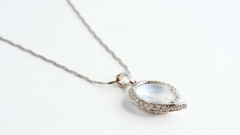 Pendentif goutte en or gris (750) orné d'un cabochon de pierre de lune bordé d'…