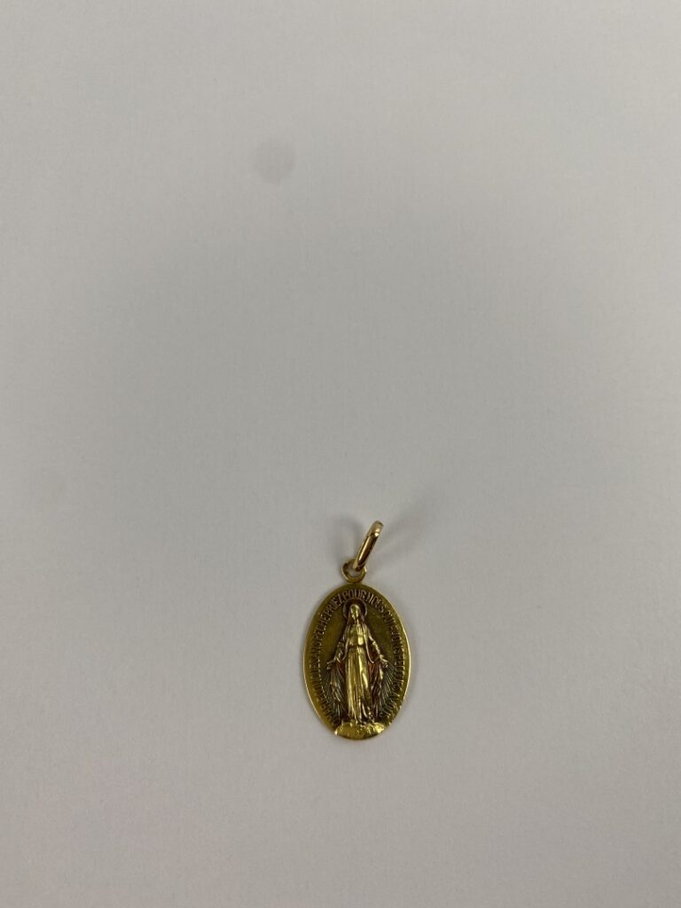 Pendentif médaillon en or jaune (750) orné de la Vierge - Poids : 2 g