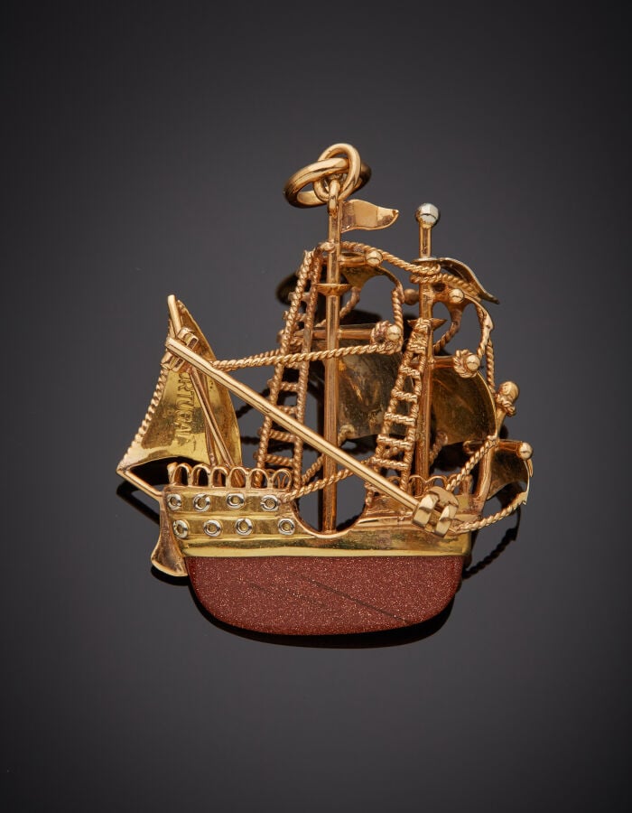 PENDENTIF "navire la Caravelle portugaise" en or jaune et or gris (750‰) ajouré…