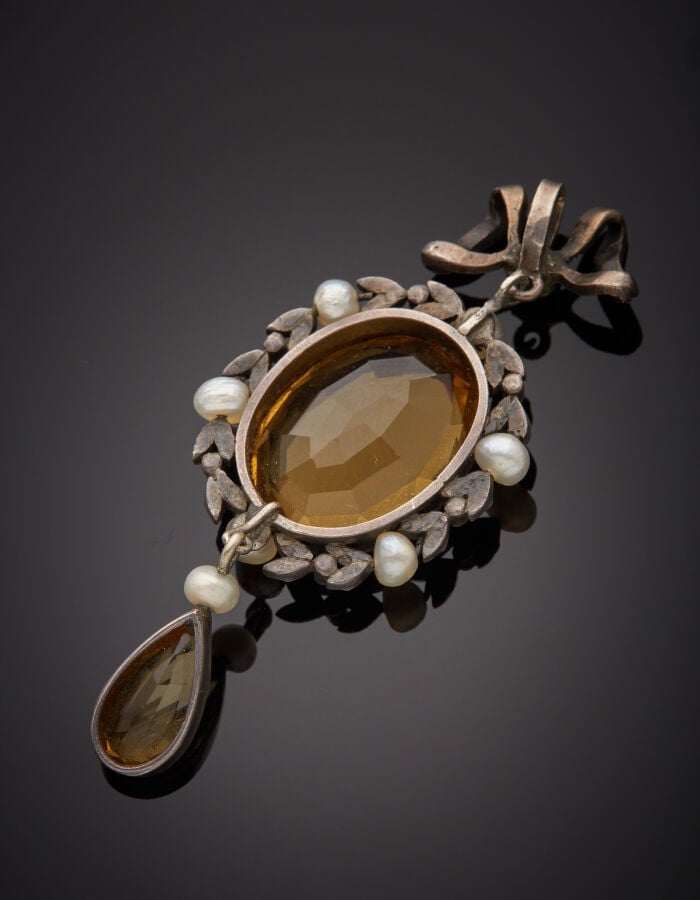 PENDENTIF "noeud" en argent (min. 800‰) ajouré, serti de trois citrines de form…