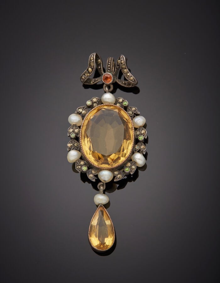 PENDENTIF "noeud" en argent (min. 800‰) ajouré, serti de trois citrines de form…