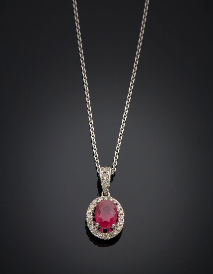 PENDENTIF ovale, et sa chaînette en or gris (750‰) serti d'un rubis pesant 1,2…