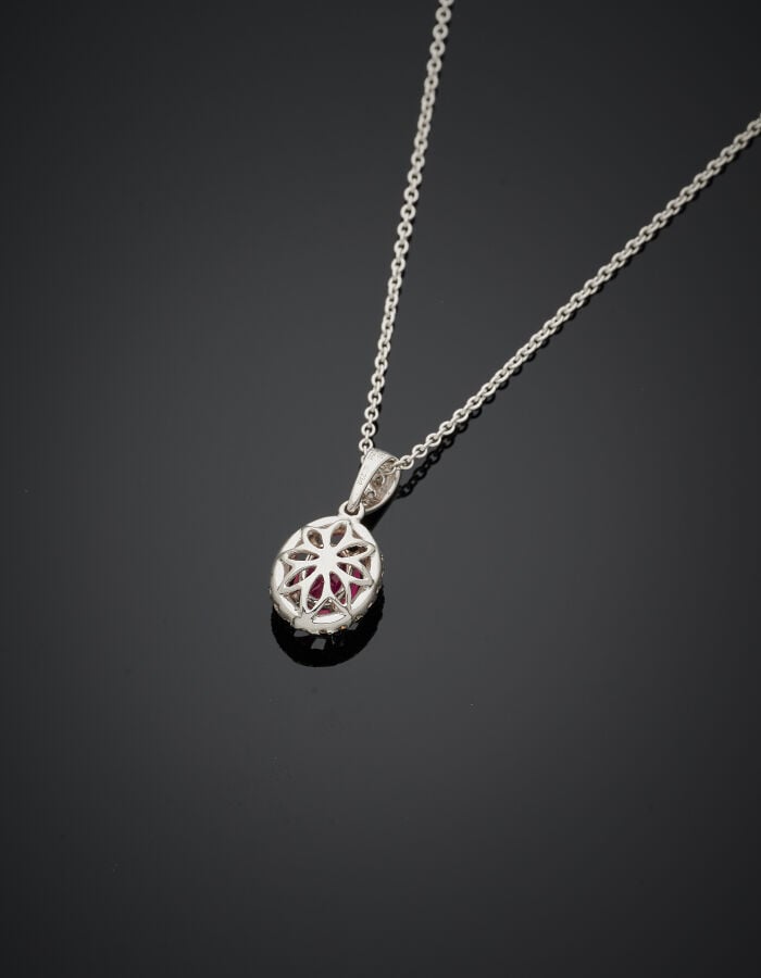 PENDENTIF ovale, et sa chaînette en or gris (750‰) serti d'un rubis pesant 1,2…