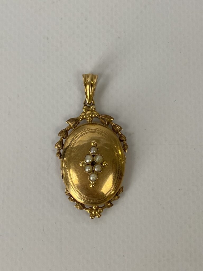 Pendentif porte-photo de forme ovale orné sur le couvercle de six petites perle…
