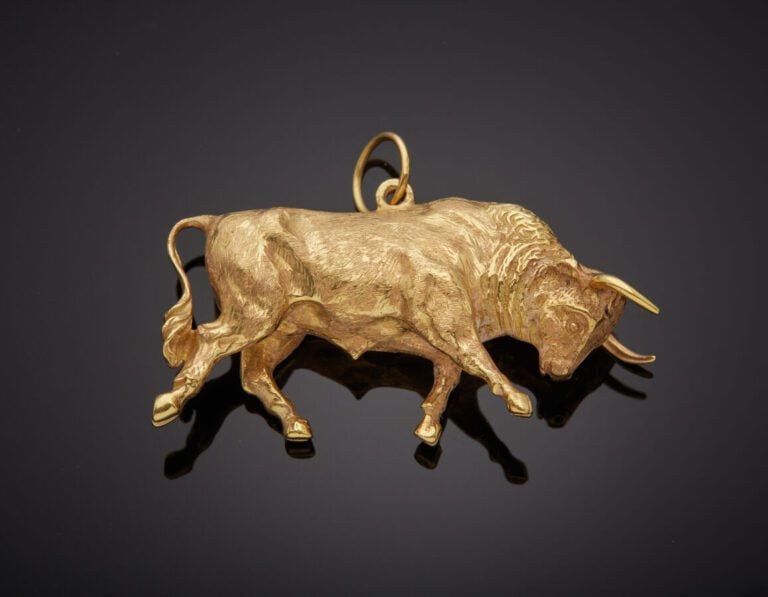 PENDENTIF "taureau" en or jaune (750‰) ciselé et sculpté. - Dim.: 4,5 x 3 cm. P…