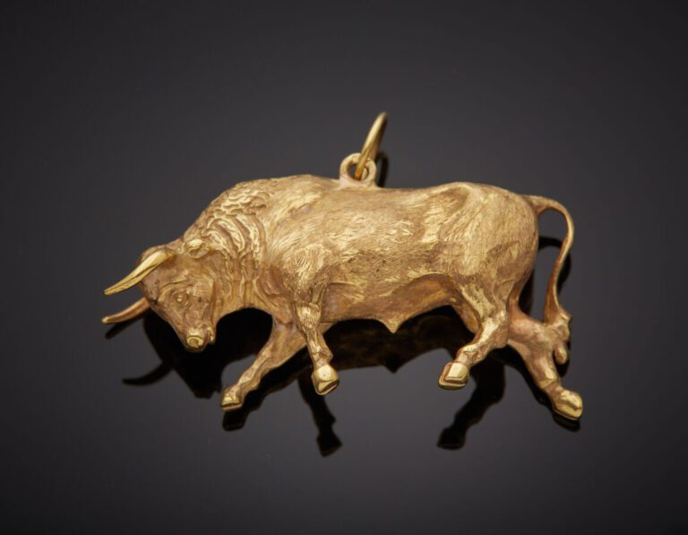 PENDENTIF "taureau" en or jaune (750‰) ciselé et sculpté. - Dim.: 4,5 x 3 cm. P…