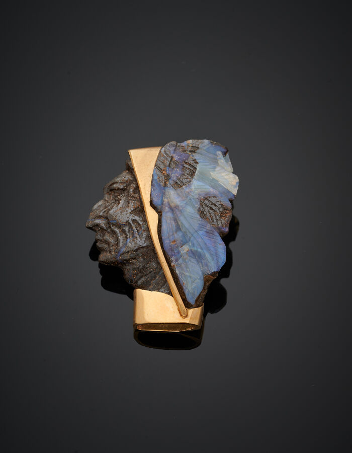 PENDENTIF "tête d'indien" en or jaune (750‰) orné d'une - matrice d'opale sculp…