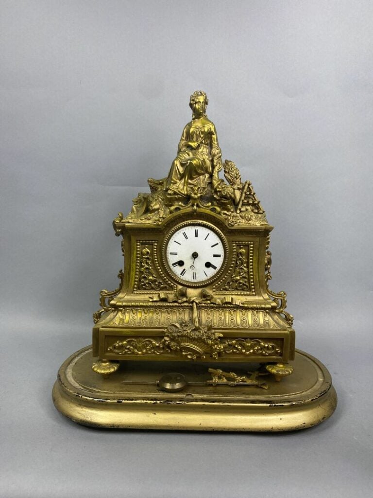 Pendule à sujet en bronze et laiton doré figurant Cérès tenant une serpe ou all…