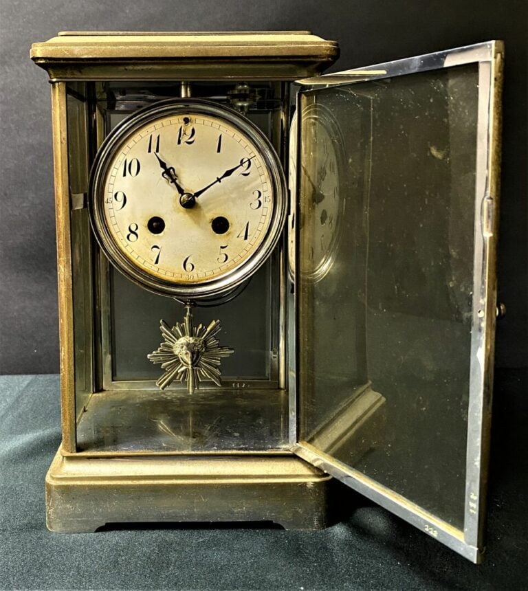 Pendule cage en laiton et verre, cadran émaillé blanc à chiffres arabes pour le…