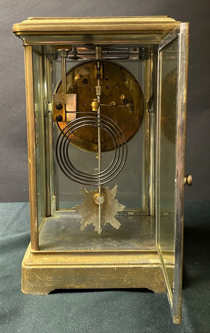 Pendule cage en laiton et verre, cadran émaillé blanc à chiffres arabes pour le…