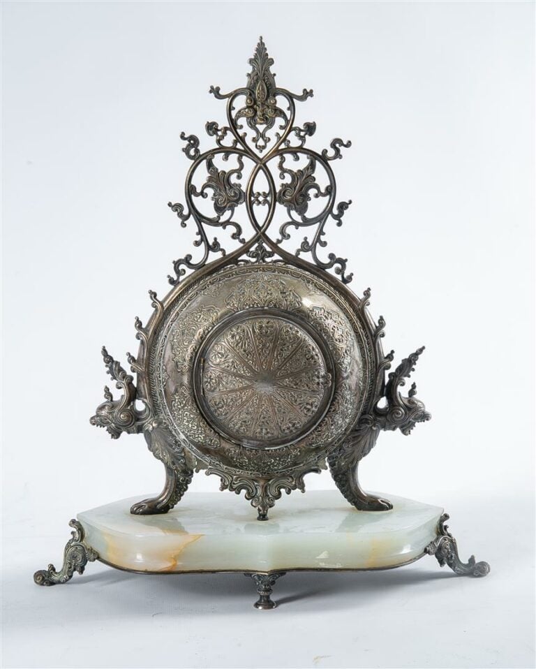 Pendule de table en bronze argenté, le cadran rond à décor d'arabesques en émai…