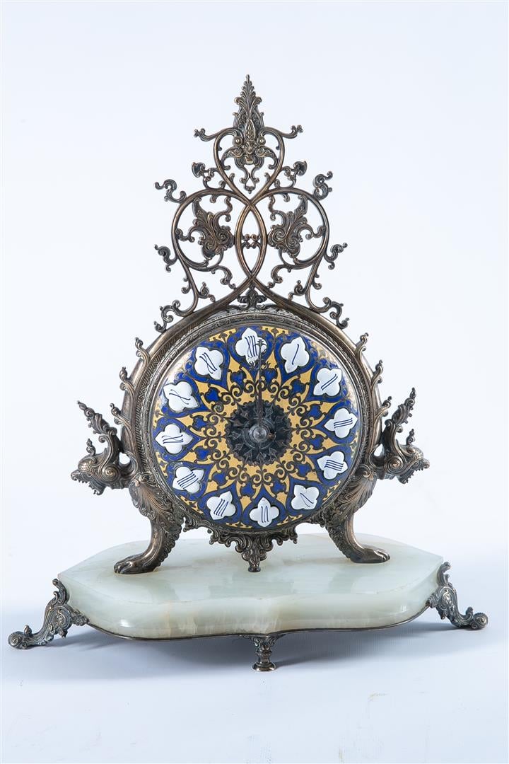 Pendule de table en bronze argenté, le cadran rond à décor d'arabesques en émai…