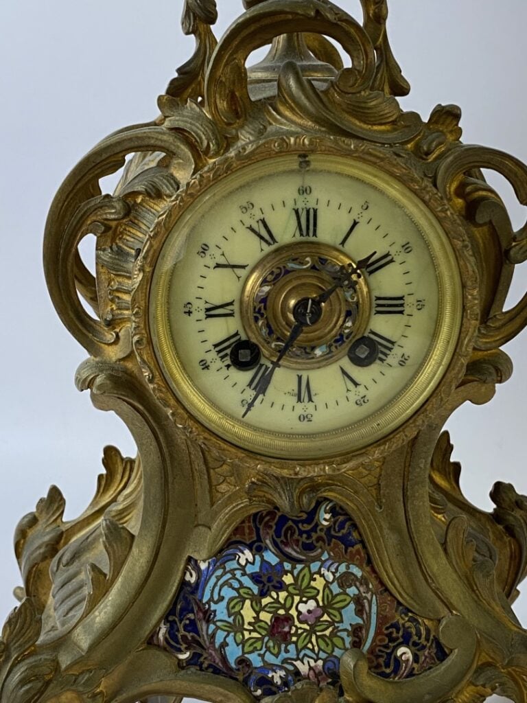 Pendule de table en bronze doré à décor d'émaux cloisonnés polychromes et enrou…