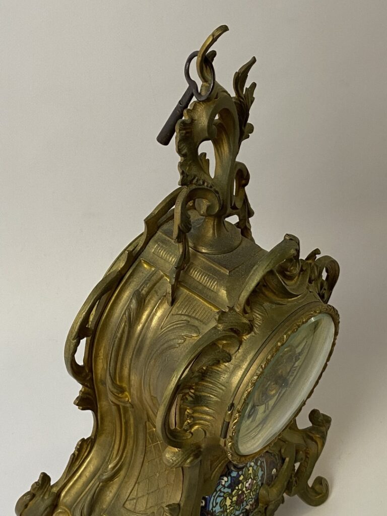Pendule de table en bronze doré à décor d'émaux cloisonnés polychromes et enrou…