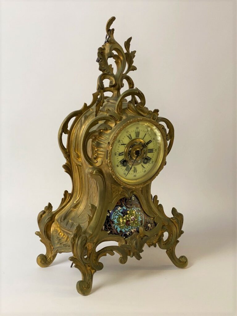 Pendule de table en bronze doré à décor d'émaux cloisonnés polychromes et enrou…