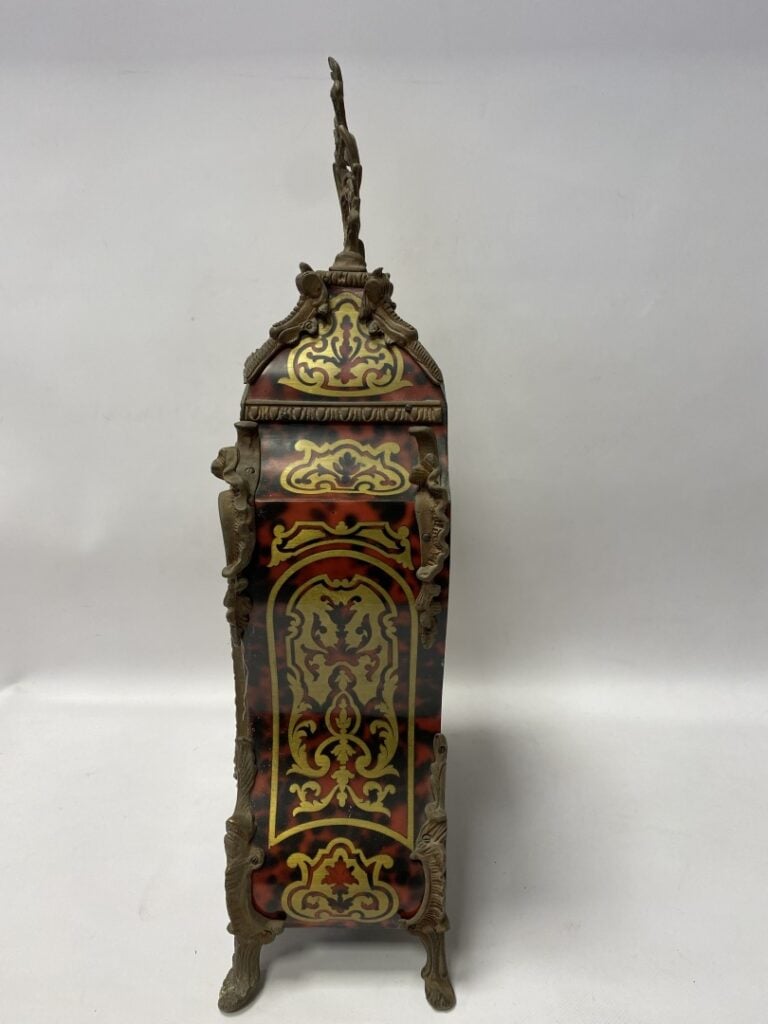 Pendule de table en régule et à l'imitation de l'écaille de tortue. - Style Lou…