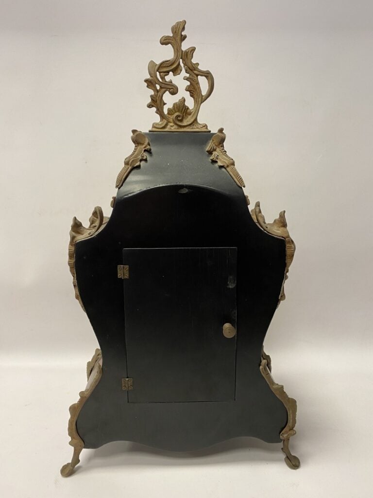 Pendule de table en régule et à l'imitation de l'écaille de tortue. - Style Lou…