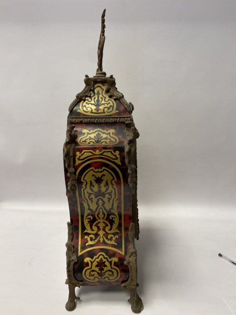 Pendule de table en régule et à l'imitation de l'écaille de tortue. - Style Lou…