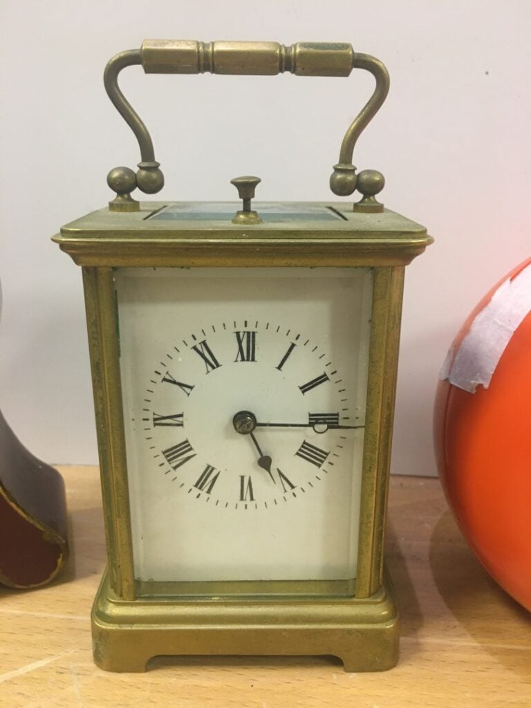 Pendule d'officier en bronze doré, XIXème siècle. - On y joint trois autres, do…