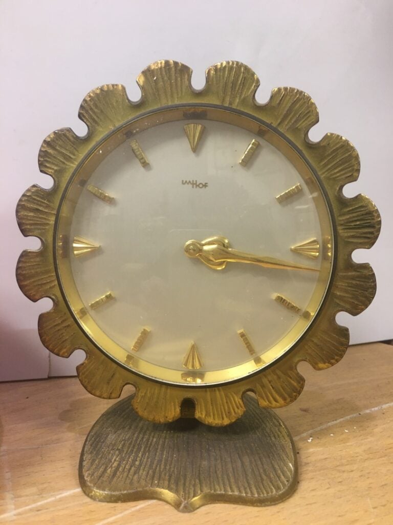 Pendule d'officier en bronze doré, XIXème siècle. - On y joint trois autres, do…