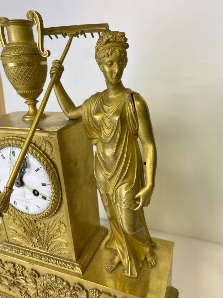 Pendule en bronze doré, à décor sur le thème de l'agriculture, le cadran mainte…