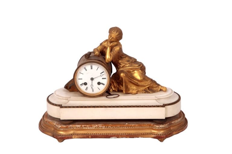 Pendule en bronze doré et sculpté figurant une jeune femme à la lecture appuyée…
