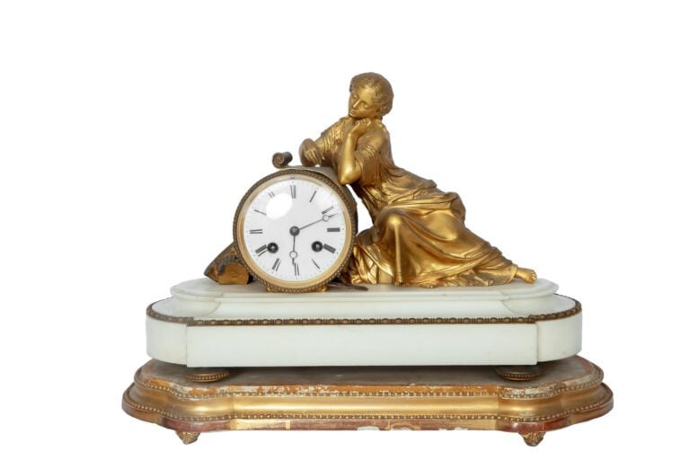 Pendule en bronze doré et sculpté figurant une jeune femme à la lecture appuyée…