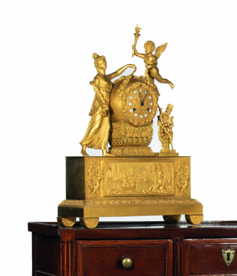 Pendule en bronze doré sommé de Venus et l'amour. - Epoque restauration. 50 x 3…
