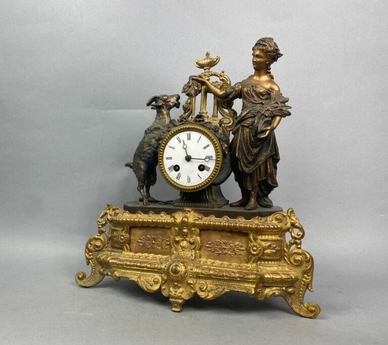 Pendule en régule doré et patiné figurant une jeune femme drapée nourrissant un…
