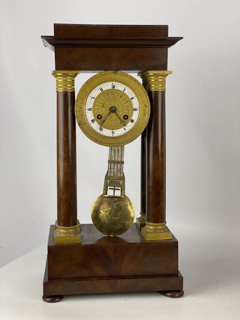 Pendule portique à quatre colonnes en acajou, placage d'acajou et bronze doré.…