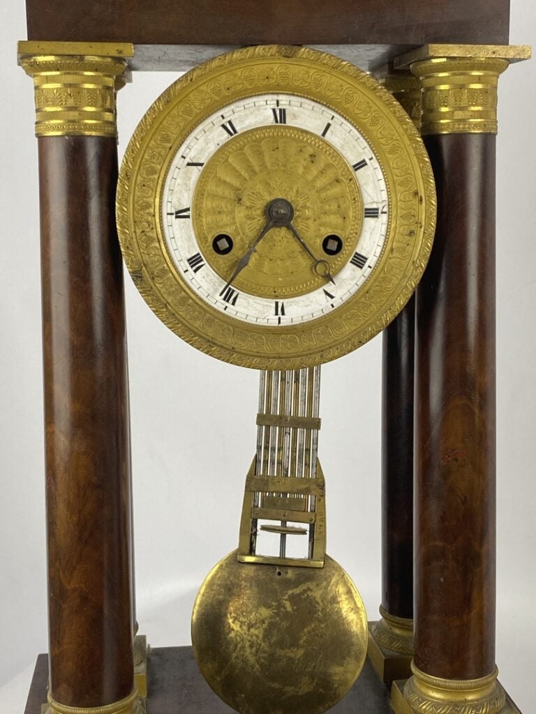 Pendule portique à quatre colonnes en acajou, placage d'acajou et bronze doré.…