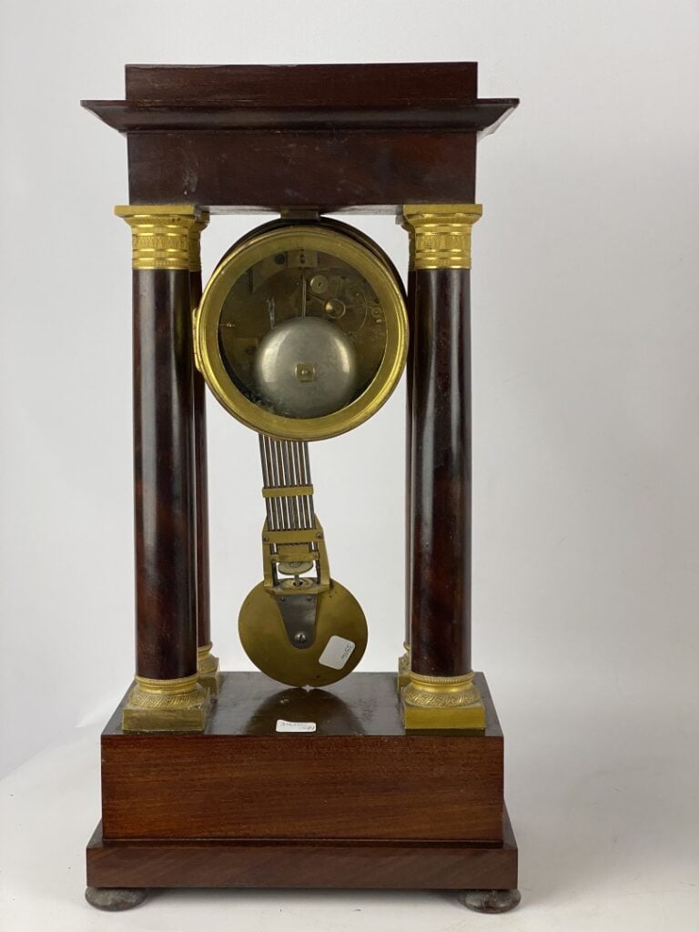 Pendule portique à quatre colonnes en acajou, placage d'acajou et bronze doré.…