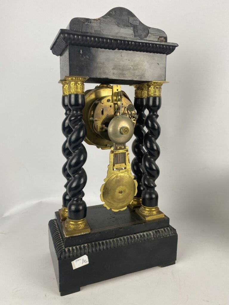 Pendule portique en placage d'ébène et marqueterie de filets de bois clair posa…