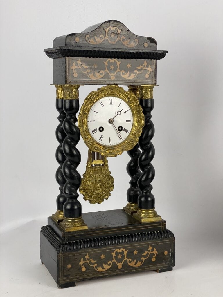 Pendule portique en placage d'ébène et marqueterie de filets de bois clair posa…
