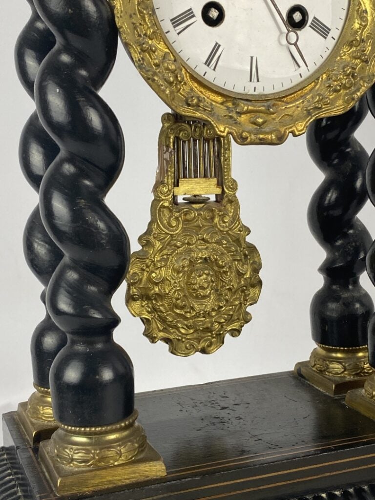 Pendule portique en placage d'ébène et marqueterie de filets de bois clair posa…