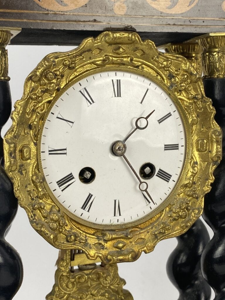 Pendule portique en placage d'ébène et marqueterie de filets de bois clair posa…
